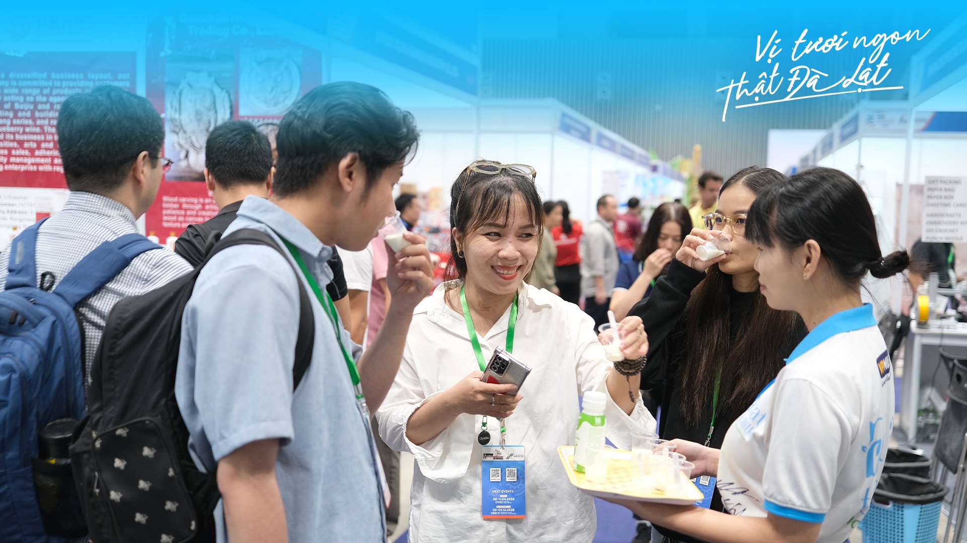 Đ&ocirc;ng đảo kh&aacute;ch tham quan dừng ch&acirc;n thưởng thức c&aacute;c sản phẩm sữa Đ&agrave; Lạt True Milk tại gian h&agrave;ng tỉnh L&acirc;m Đồng